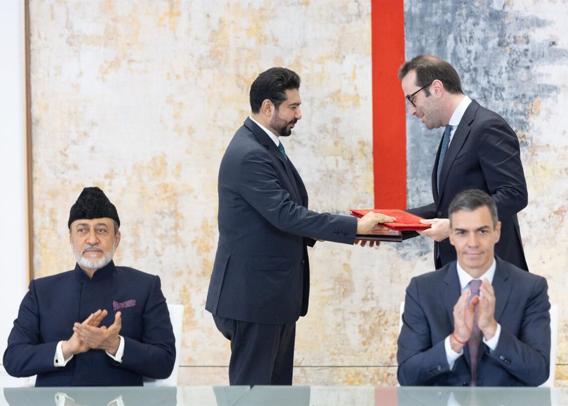 El presidente del Gobierno, Pedro Sánchez (d), preside con S.M. el Sultán de Omán, Haitham Bin Tarik (i), el acto de firma de acuerdos entre el Gobierno de España y el Gobierno del Sultanato de Omán, en el Palacio de la Moncloa, a 5 de noviembre de 2025.Eduardo Parra - Europa Press