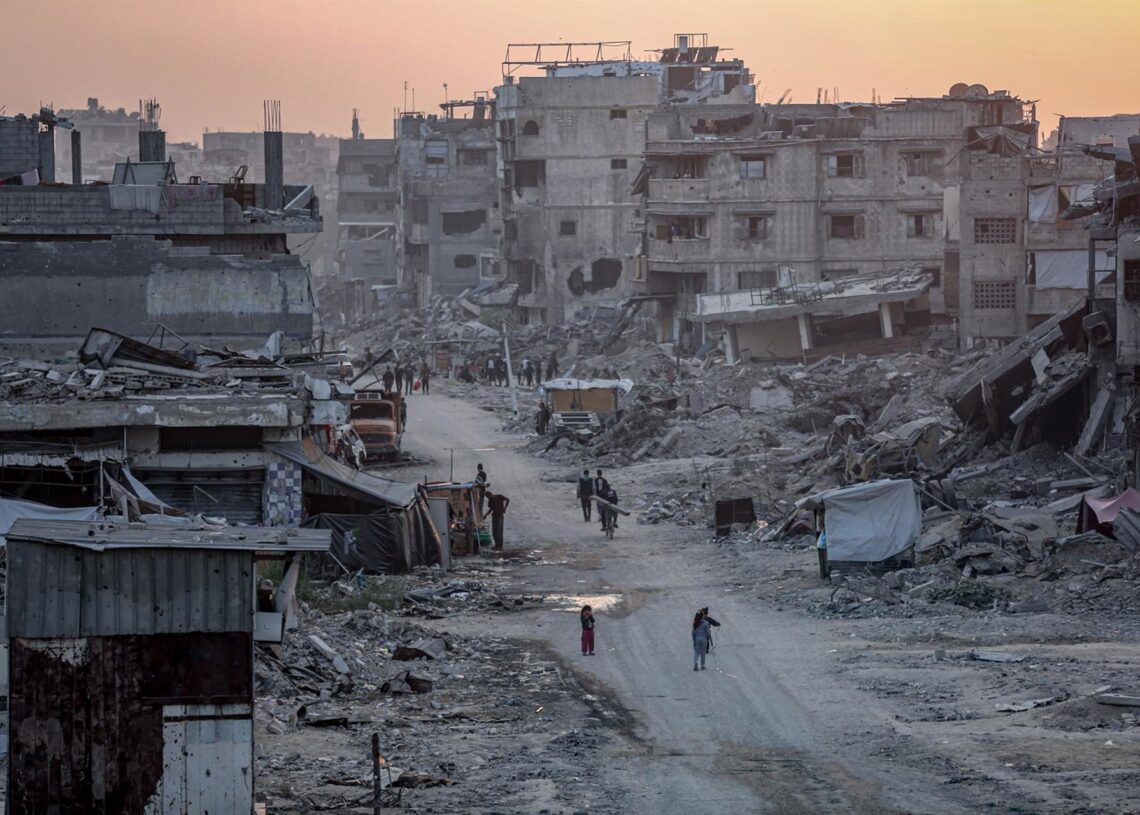 Palestinos caminando entre edificios destruidos por los ataques de Israel contra Shujaia, en el norte de la Franja de Gaza (archivo)Europa Press/Contacto/Omar Ashtawy