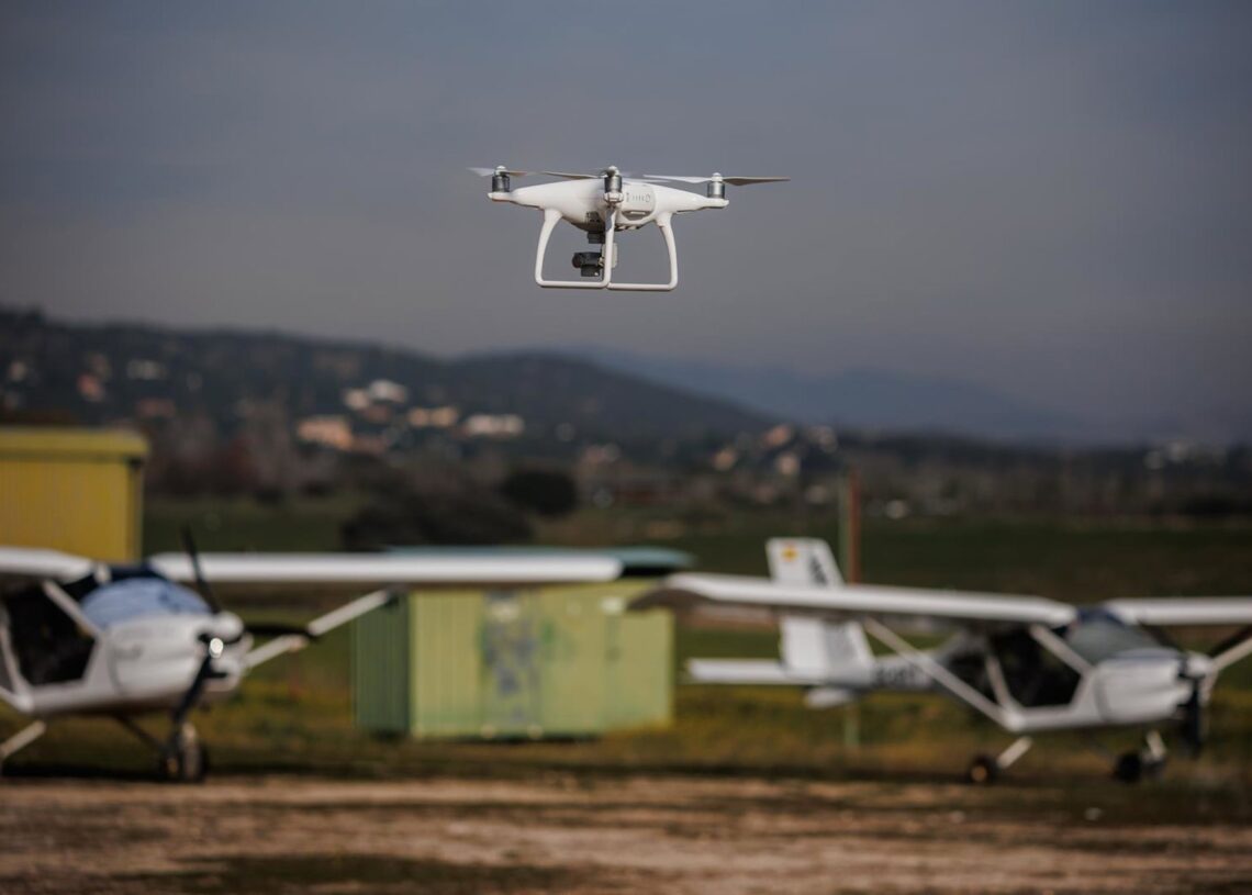 Archivo - Un dron vuela  durante la jornada de selección de pilotos e instructores de drones para el operador de drones Aerocamaras, en el Aeródromo de Villanueva del Pardillo, a 14 de enero de 2023, en Madrid (España).  Alejandro Martínez Vélez - Europa Press - Archivo