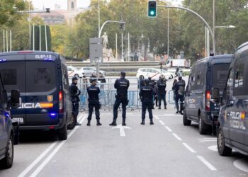 Archivo - Vehículos y agentes de Policía Nacional en uno de los accesos al Congreso de los DiputadosEduardo Parra - Europa Press - Archivo