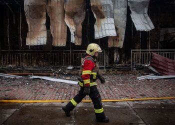 Imagen de archivo de un bombero tras un ataque ruso en la región ucraniana de SumyEuropa Press/Contacto/Francisco Richart