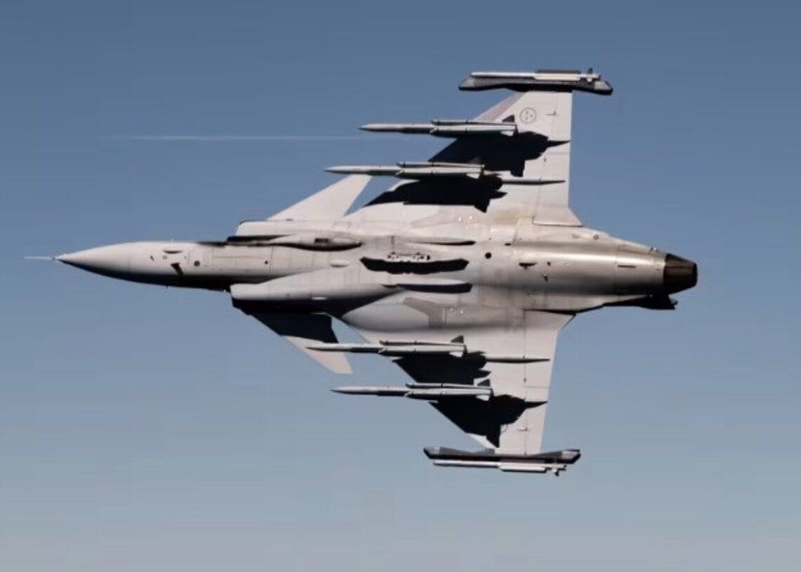 Archivo - Vista de los sistemas de lanzamiento de misiles en la parte baja de un caza GripenSAAB - Archivo