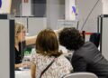 Varias personas son atendidas en la Agencia Tributaria para presentar la Declaración de la Renta. Carlos Luján/Europa Press.