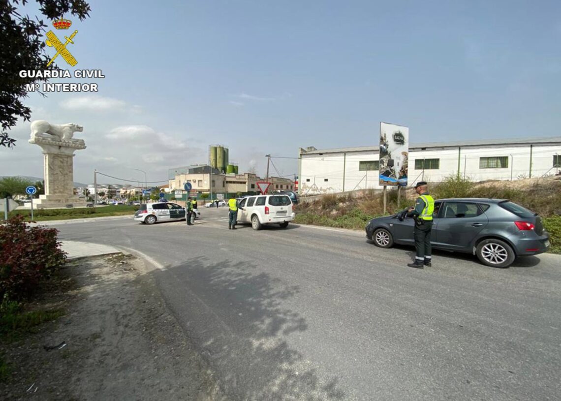 Archivo - Agentes de la Guardia Civil en un control en Baena.GUARDIA CIVIL - Archivo