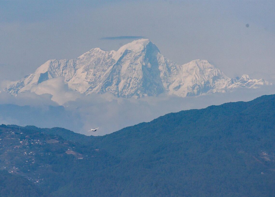 Archivo - Un avión sobrevolando el valle de Katmandú, en Nepal (archivo)Safal Prakash Shrestha/ZUMA Pres / DPA - Archivo