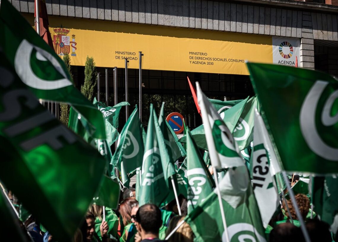 Archivo - Imagen de archivo de personal sanitario durante una concentración para exigir la aprobación de un nuevo Estatuto Marco, frente al Ministerio de Sanidad, a 1 de octubre de 2025, en Madrid (España).Diego Radamés - Europa Press - Archivo