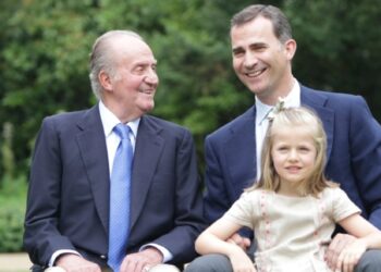Archivo - El Rey Don Juan Carlos, su hijo Felipe cuando era Príncipe y la entonces Infanta LeonorCASA REAL - Archivo