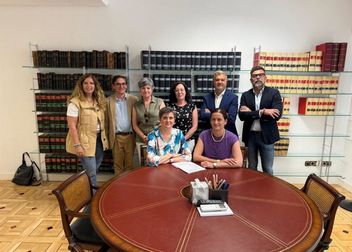 Archivo - CEAV y Valorian firman el acuerdo el pasado mes de junio para una subida salarial del 3% en las agencias de viajes en 2025.VALORIAN - Archivo