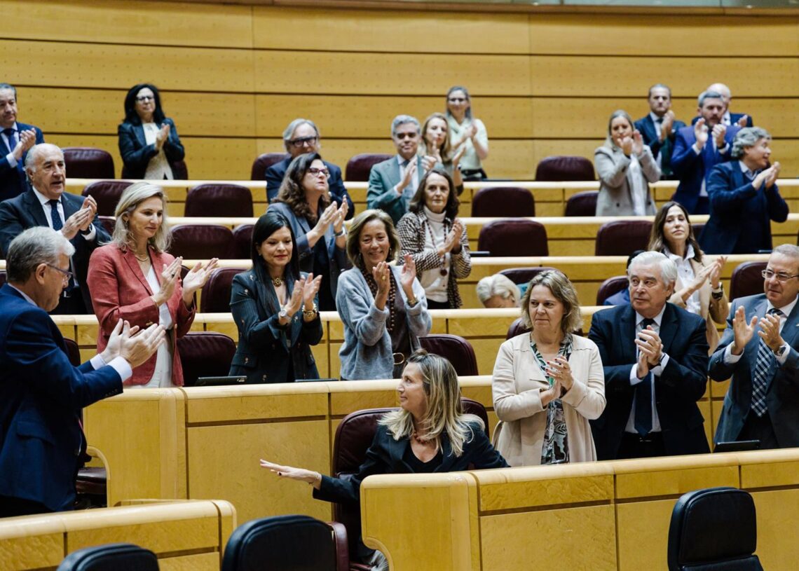 La portavoz del PP en el Senado, Alicía García, recibe el aplauso de los senadores populares durante una sesión plenaria, en el Senado, a 22 de octubre de 2025, en Madrid (España). Carlos Luján - Europa Press