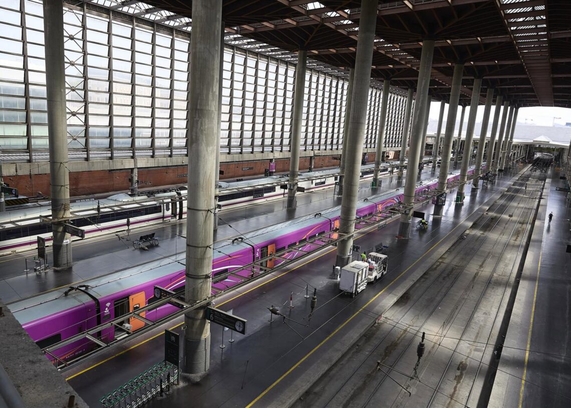 Archivo - Un tren en la Estación de Madrid - Puerta de Atocha - Almudena GrandesJesús Hellín - Europa Press - Archivo