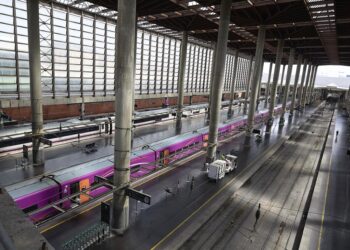 Archivo - Un tren en la Estación de Madrid - Puerta de Atocha - Almudena GrandesJesús Hellín - Europa Press - Archivo
