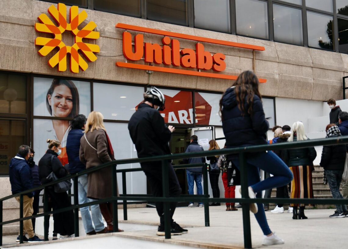 Archivo - Varias personas hacen cola para hacerse test y otras pruebas de covid, en los Laboratorios Unilabs, a 20 de diciembre de 2021, en Madrid (España). Cézaro De Luca - Europa Press - Archivo