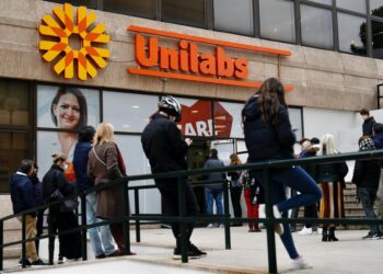 Archivo - Varias personas hacen cola para hacerse test y otras pruebas de covid, en los Laboratorios Unilabs, a 20 de diciembre de 2021, en Madrid (España). Cézaro De Luca - Europa Press - Archivo