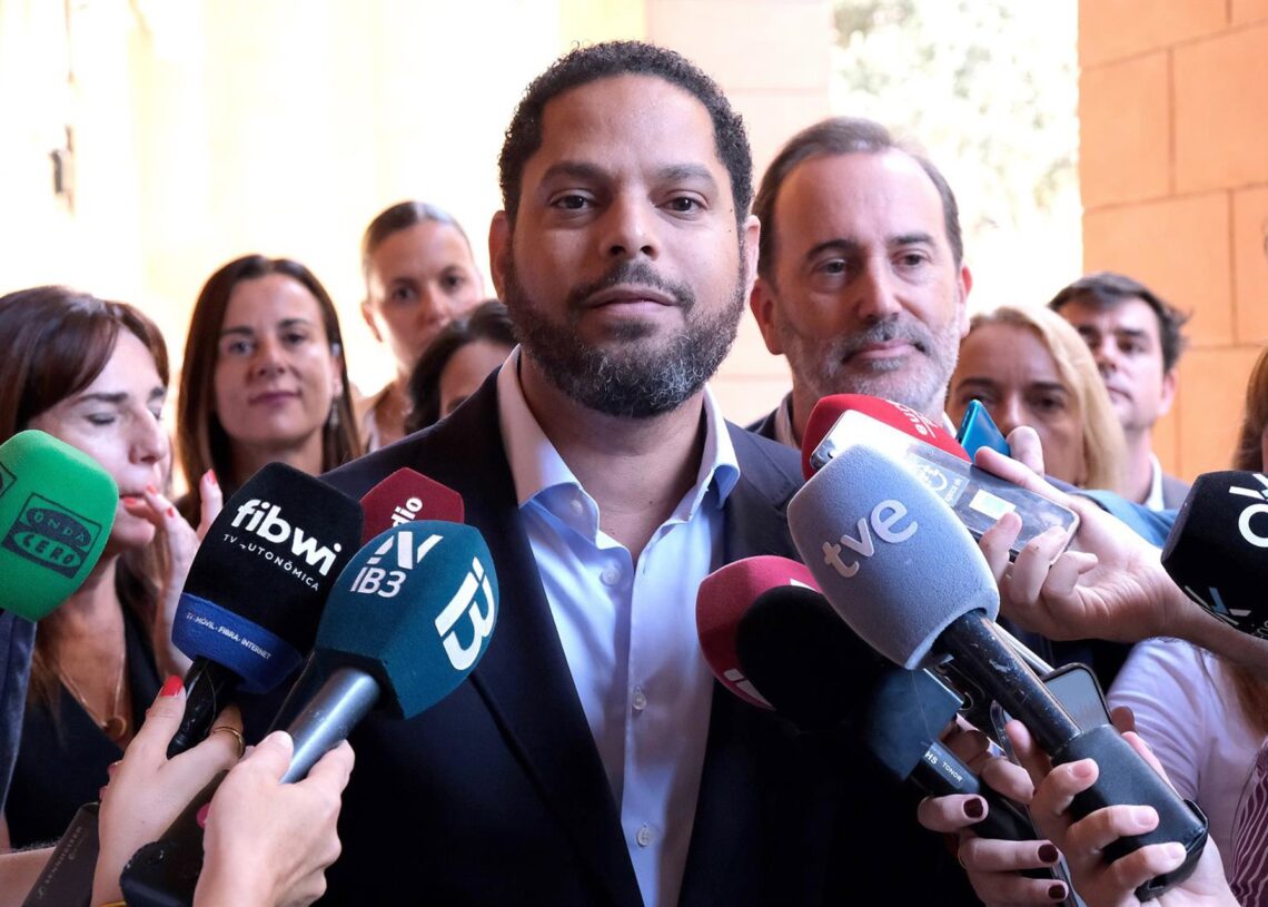 Archivo - El secretario general de VOX, Ignacio Garriga, atiende a los medios durante su visita al Parlament Balear, a 17 de septiembre de 2025, en Palma de Mallorca, Mallorca, Baleares (España).Isaac Buj - Europa Press - Archivo