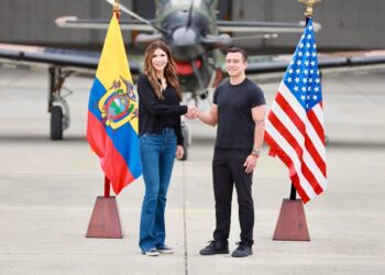 La secretaria de Seguridad Nacional de Estados Unidos, Kristi Noem, saluda al presidente de Ecuador, Daniel Noboa, en una base militar en Manta, EcuadorCANCILLERÍA DE ECUADOR EN X