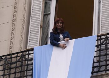 La expresidenta argentina Cristina Fernández, en el balcón de su residencia en Buenos Aires, donde cumple arresto domiciliario por un caso de corrupciónEuropa Press/Contacto/Virginia Chaile