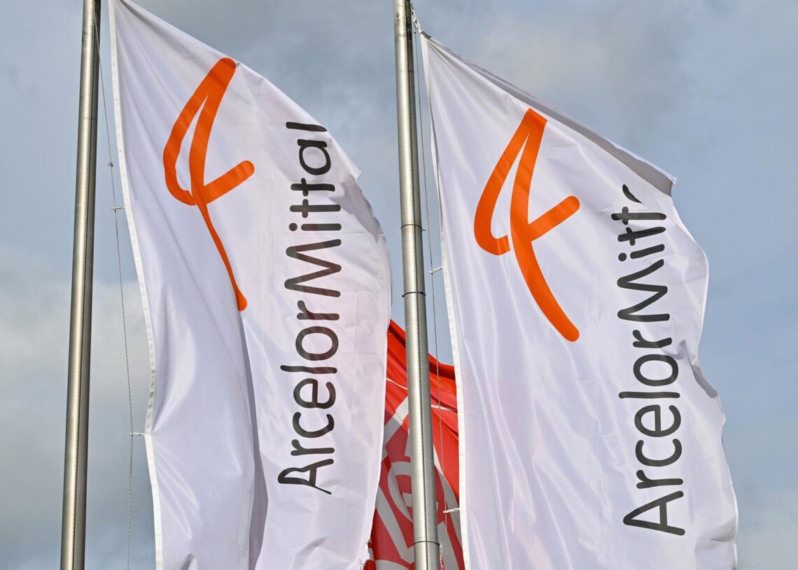 Archivo - Banderas de ArcelorMittalPatrick Pleul/dpa - Archivo