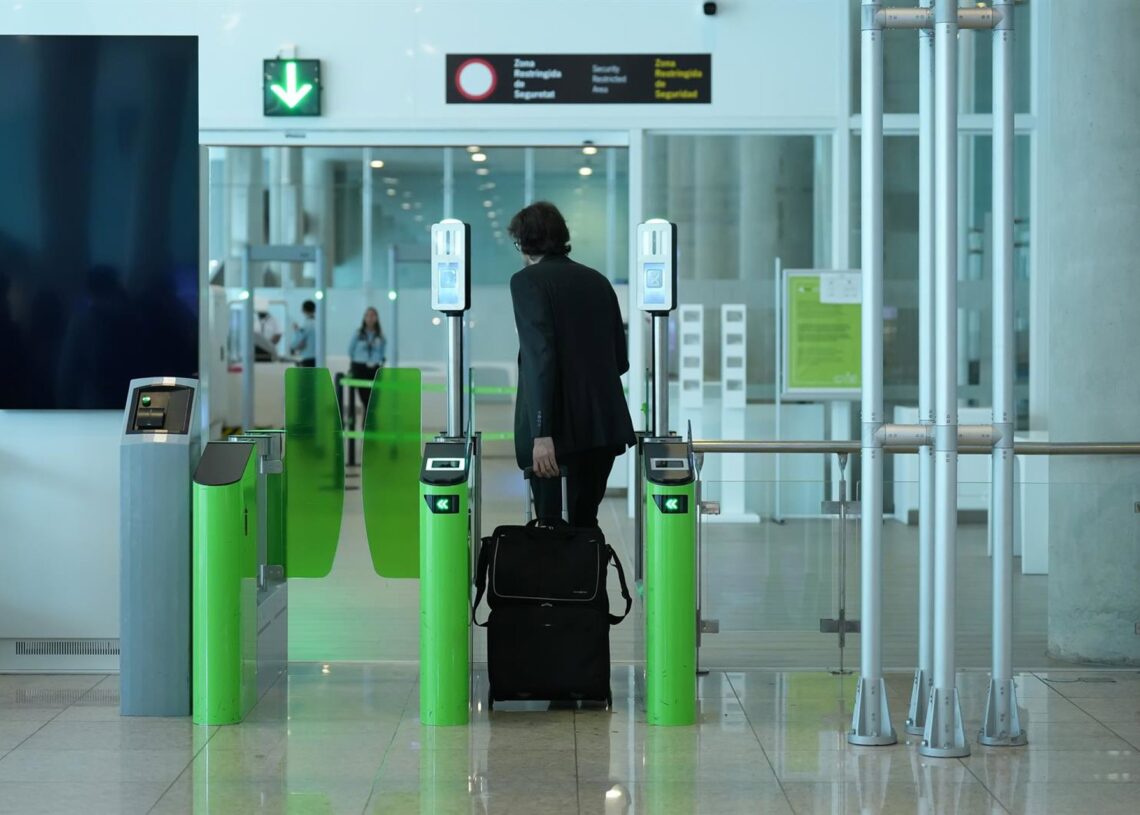 Archivo - Viajeros en la T1 del Aeropuerto de Barcelona-El Prat gestionado por AenaDavid Zorrakino - Europa Press - Archivo