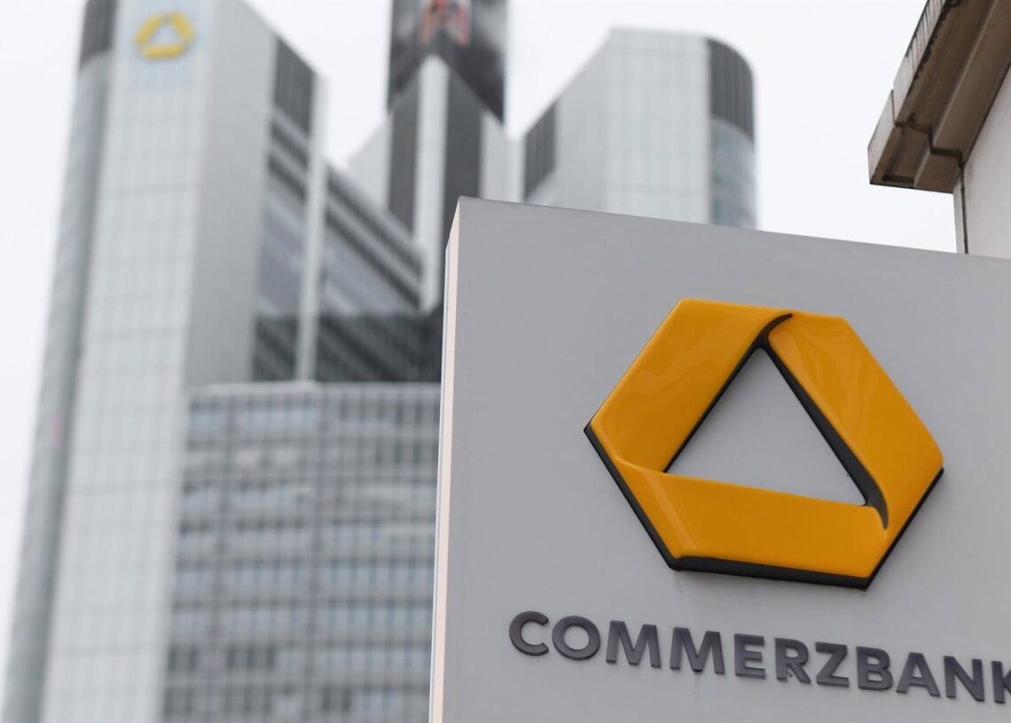Archivo - FILED - 15 August 2019, Frankfurt/Main: The sign of a Commerzbank branch is attached to a building façade near the Commerzbank headquarters. Commerzbank slipped into the red in the first quarter of 2020 as fears grew over loan defaults due to thArne Dedert/dpa - Archivo