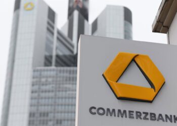 Archivo - FILED - 15 August 2019, Frankfurt/Main: The sign of a Commerzbank branch is attached to a building façade near the Commerzbank headquarters. Commerzbank slipped into the red in the first quarter of 2020 as fears grew over loan defaults due to thArne Dedert/dpa - Archivo