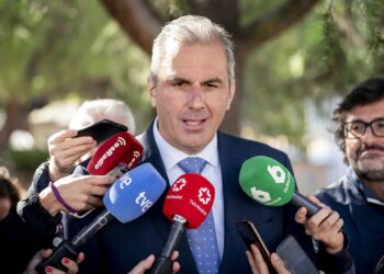 Archivo - El portavoz de Vox en el Ayuntamiento de Madrid, Javier Ortega Smith, ofrece declaraciones a la prensa, tras el acto de nombramiento de los 134 agentes de la Policía Municipal, a 24 de septiembre de 2025, en Madrid (España).A. Pérez Meca - Europa Press - Archivo