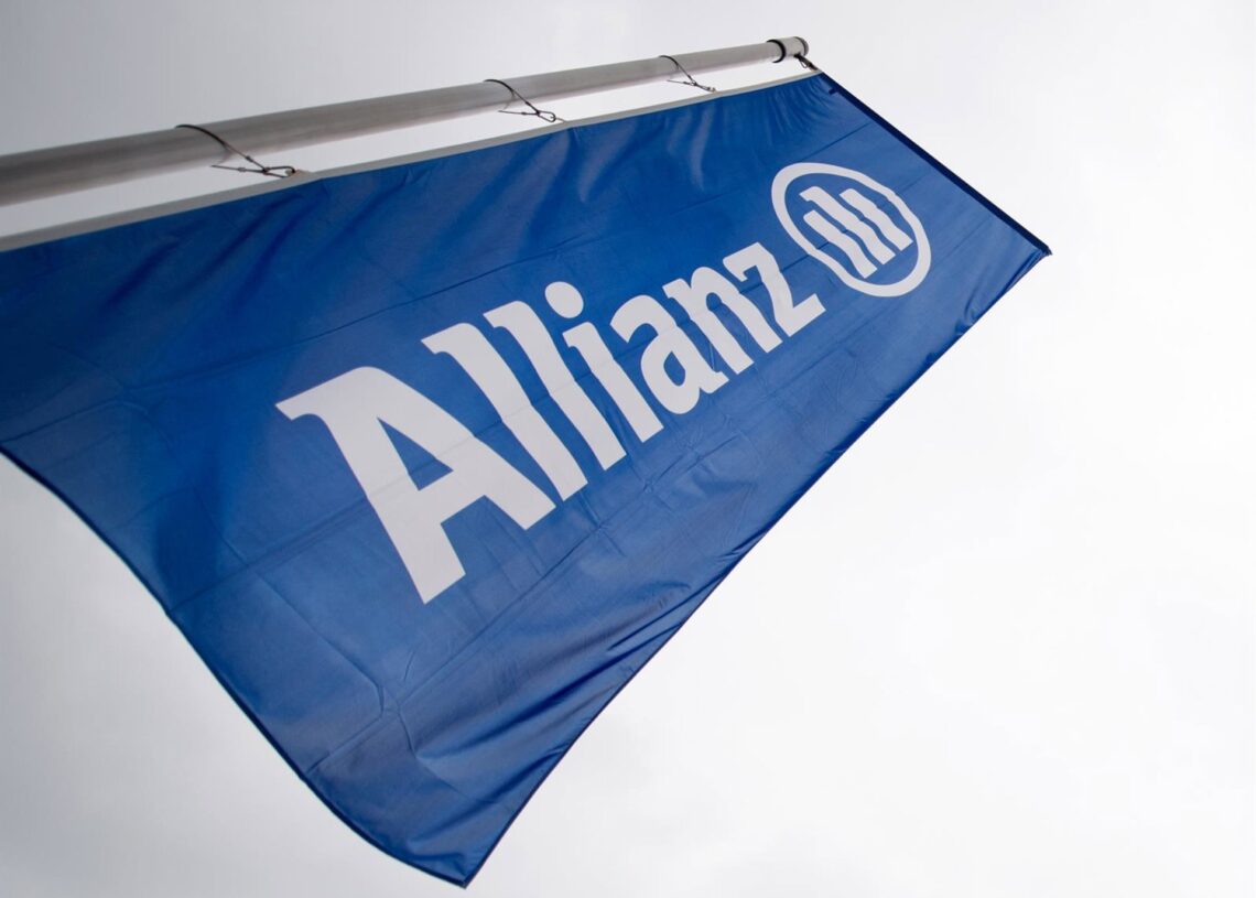 Archivo - FILED - 03 May 2017, Bavaria, Munich: A flag with the Allianz logo and lettering flies before the start of a general meeting of the insurance group in the Olympic Park. German insurer Allianz posted an operating profit of 3.3 billion euros (3.9 Alexander Heinl/dpa - Archivo