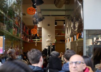 Archivo - Varias personas observan el interior de una tienda en Madrid por HalloweenJesús Hellín - Europa Press - Archivo