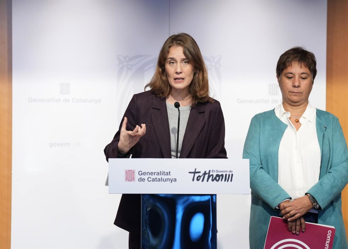 Archivo - La presidenta de los Comuns en el Parlament, Jéssica Albiach (i), durante una rueda de prensa tras una reunión en materia de vivienda, en el Conselleria de Territori, a 27 de octubre de 2025, en Barcelona, Catalunya (España).David Zorrakino - Europa Press