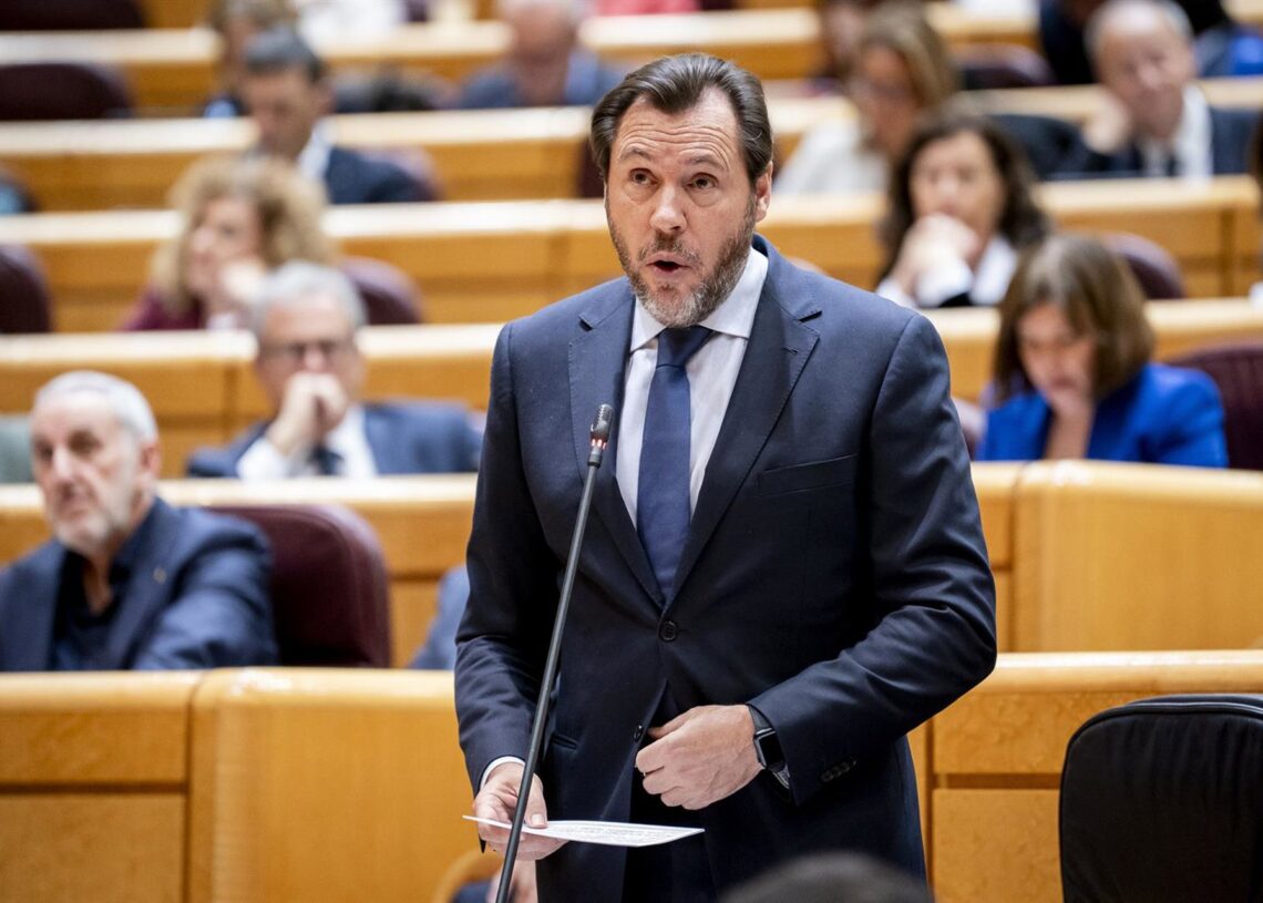 El ministro de Transportes y Movilidad Sostenible, Óscar Puente, interviene durante una sesión plenaria, a 4 de noviembre de 2025, en Madrid (España). A. Pérez Meca - Europa Press