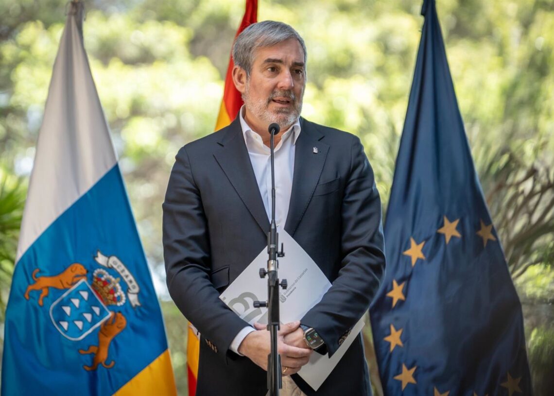 Archivo - El presidente de Canarias, Fernando Clavijo, en una rueda de prensa para analizar el acuerdo para la derivación de menores migrantes no acompañadosGOBIERNO DE CANARIAS - Archivo