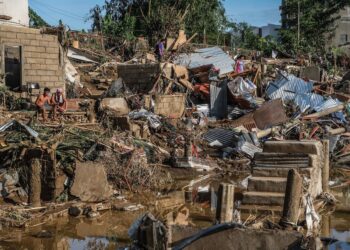 Destrozos en la provincia de Cebú tras el paso del tifón 'Kalmaegi' por FilipinasXinhua / Xinhua News / ContactoPhoto