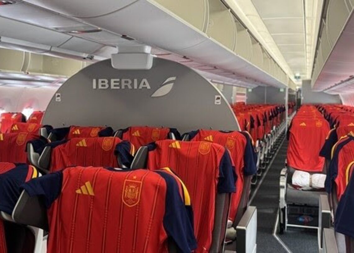 Iberia regala a los pasajeros de un vuelo a México la camiseta de la selección.IBERIA