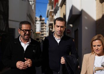 El ministro de Economía, Comercio y Empresa, Carlos Cuerpo, acompañado por el alcalde de Sedaví, José Cabanes, este jueves.Jorge Gil - Europa Press