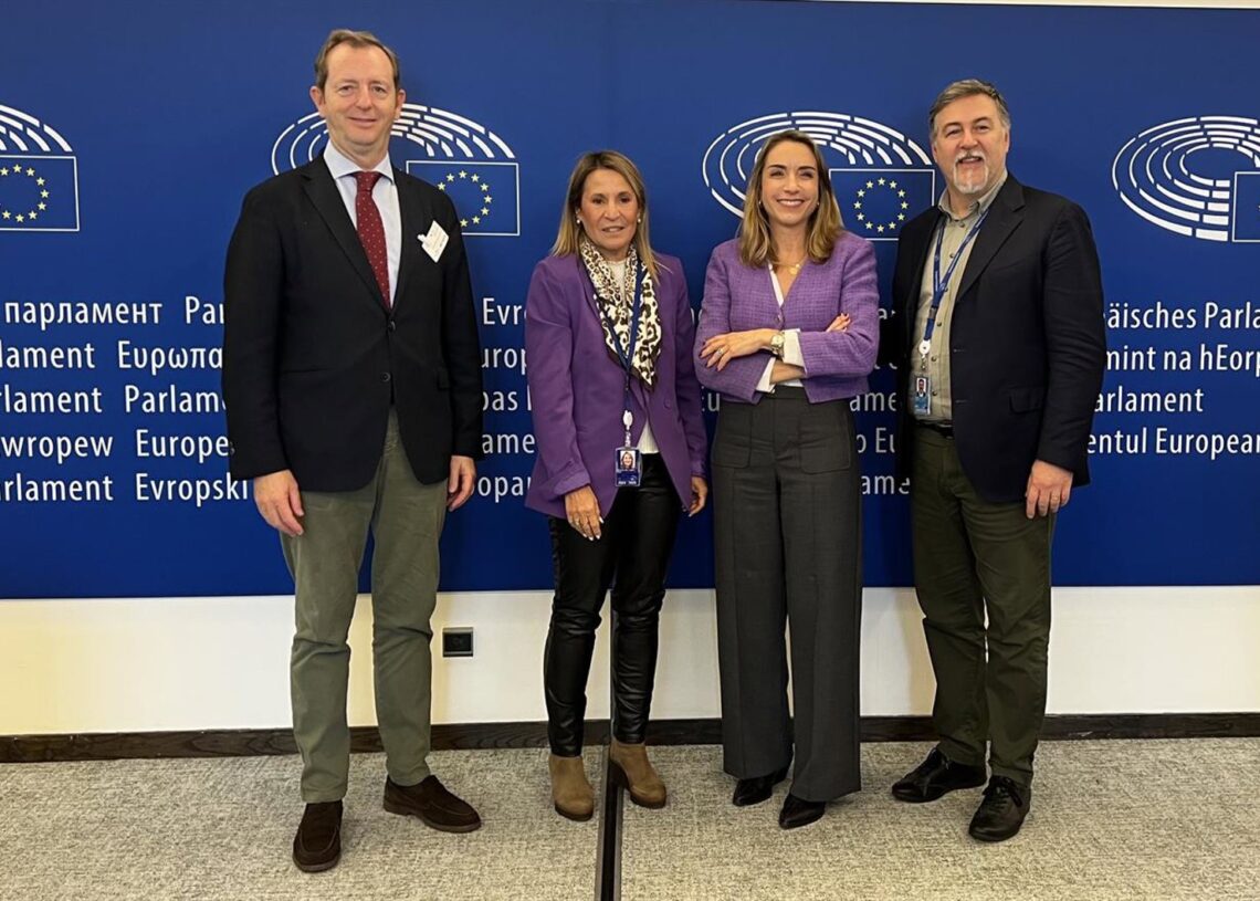 Imagen de FEDIFAR con los eurodiputados.FEDIFAR