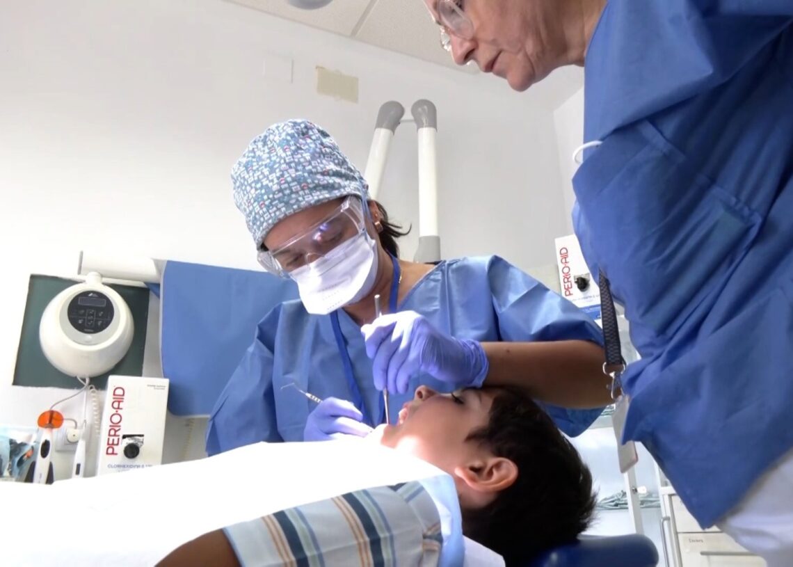 Archivo - Un paciente en una clínica dental.JUNTA DE ANDALUCÍA - Archivo