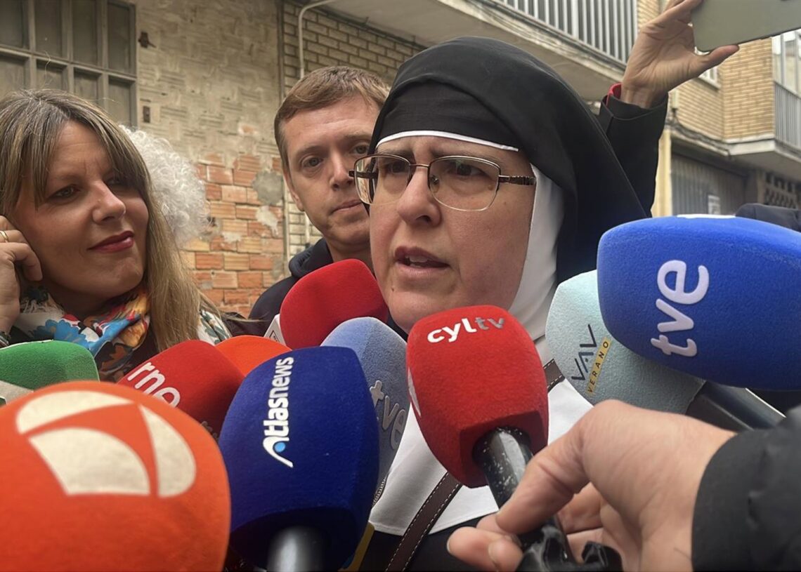 Archivo - La exabadesa del convento de las Clarisas de Belorado, Laura García de Viedma, atiende a los medios de comunicación a su llegada al Juzgado de Briviesca, a 29 de julio de 2025.Europa Press - Archivo