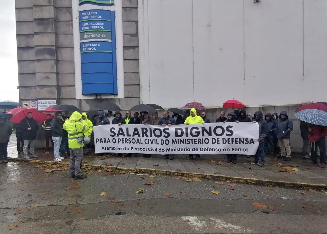 Concentración de personal civil de Defensa ante las puertas de Navantia FerrolEUROPA PRESS