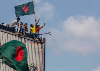 Archivo - Imagen de archivo de varias persona con banderas de Bangladesh.Sazzad Hossain / Zuma Press / ContactoPhoto