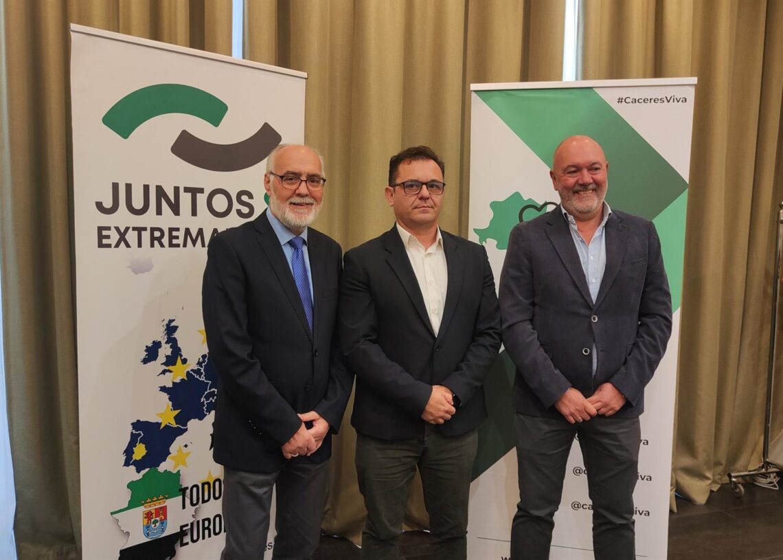 Estanislao Martín, Raúl González y Francisco Alcántara, en la presentación de la coalición Juntos x Extremadura-LevantaEUROPA PRESS