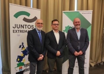 Estanislao Martín, Raúl González y Francisco Alcántara, en la presentación de la coalición Juntos x Extremadura-LevantaEUROPA PRESS