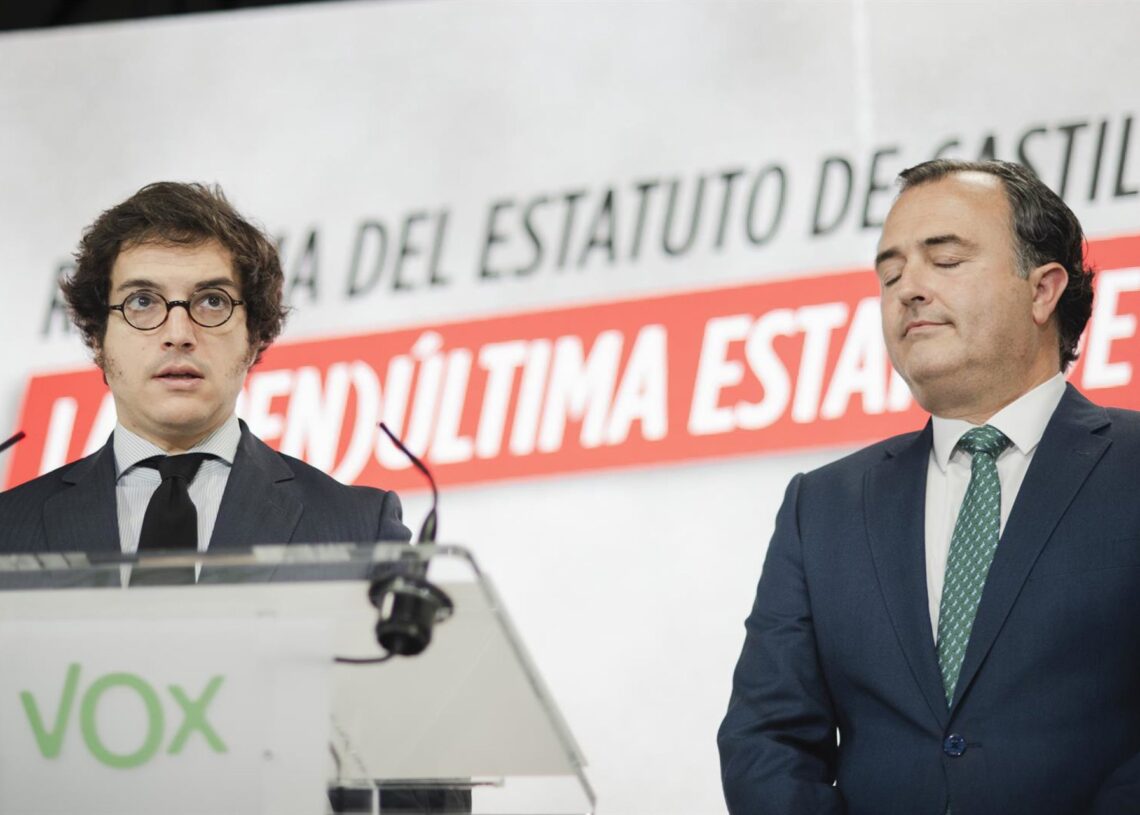 El portavoz adjunto de VOX en el Congreso, José María Figaredo, y el presidente de VOX en las Cortes de Castilla La Mancha, David Moreno, en rueda de prensa en la sede nacional de Vox.MATEO LANZUELA/EUROPA PRESS