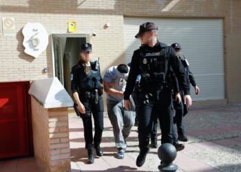 El detenido que presuntamente acuchilló a su madre, custodiado por agentes de la Policía NacionalEDU BOTELLA/EUROPA PRESS