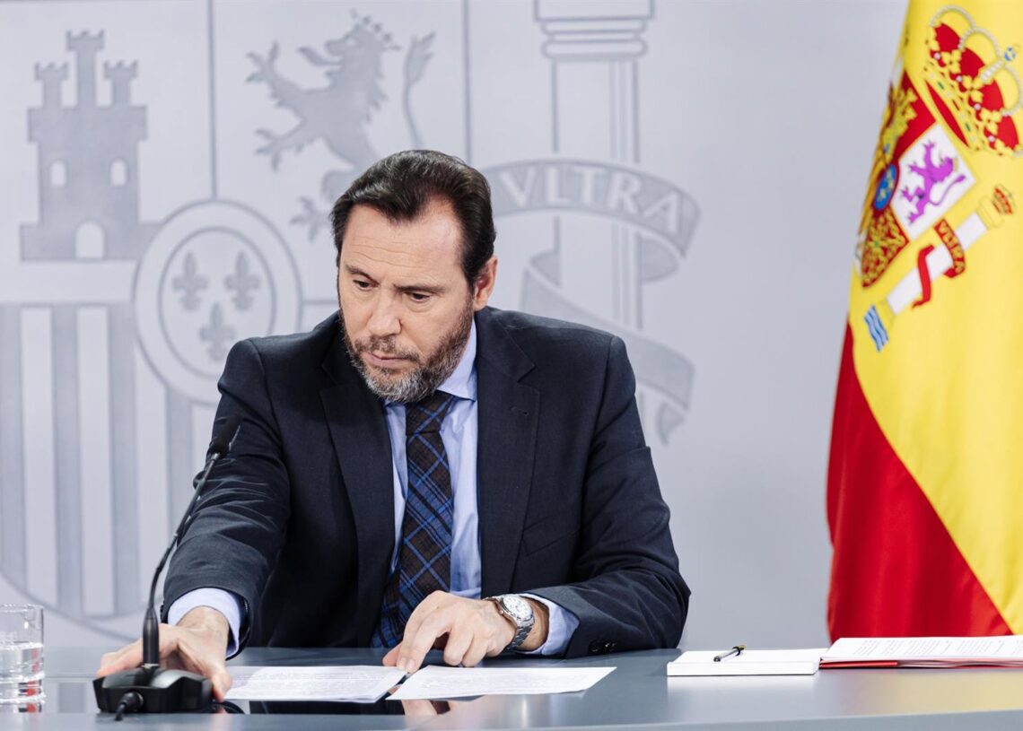 Archivo - El ministro de Transportes y Movilidad Sostenible, Óscar Puente, a su llegada a una rueda de prensa posterior a la reunión del Consejo de Ministros, en el Palacio de la Moncloa, a 20 de diciembre de 2024, en Madrid (España). El Gobierno ha ratifCarlos Luján - Europa Press - Archivo