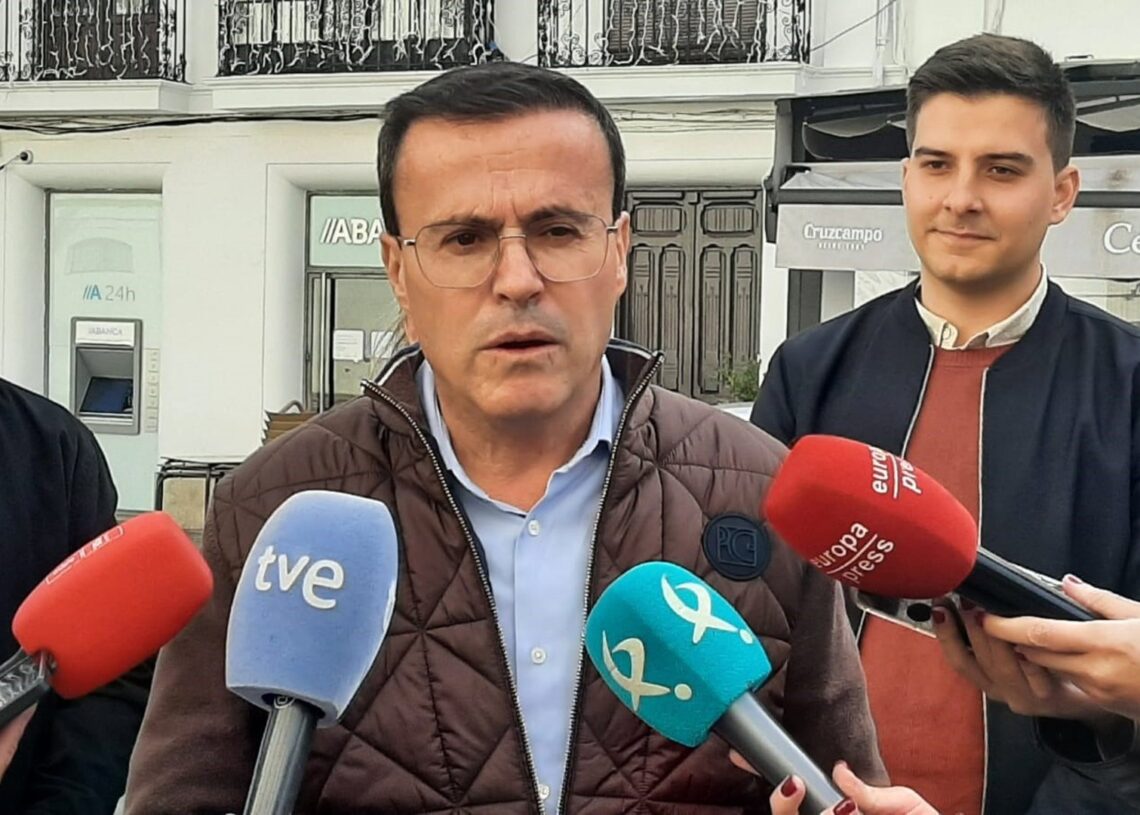 El secretario general del PSOE de Extremadura y candidato a la Presidencia de la Junta, Miguel Ángel Gallardo, atiende a los medios de comunicaciónEUROPA PRESS