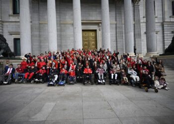 Pacientes y familiares de distrofia muscular de Duchenne ante el Congreso de los Diputados.DUCHENNE PARENT PROJECT ESPAÑA