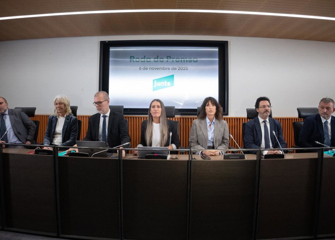 La portavoz de Junts en el Congreso, Miriam Nogueras (c), durante rueda de prensa para valorar la legislatura.Eduardo Parra - Europa Press