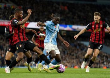 02 November 2025, United Kingdom, Manchester: Manchester City's Jeremy Doku (C) battles for the ball with Bournemouth's Bafode Diakite (L) and David Brooks.Martin Rickett/PA Wire/dpa