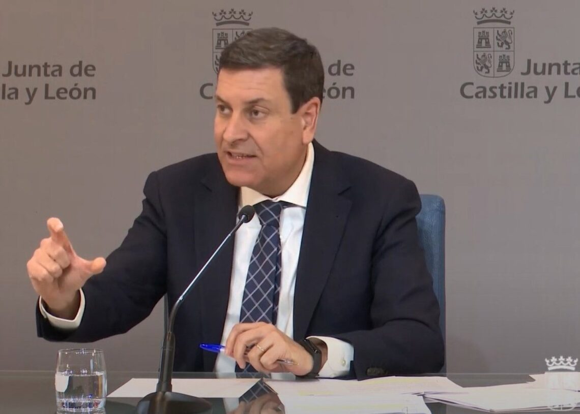 Archivo - El consejero de Economía y Hacienda y portavoz, Carlos Fernández Carriedo, durante la rueda de prensa posterior a la celebración del Consejo de GobiernoJCYL - Archivo