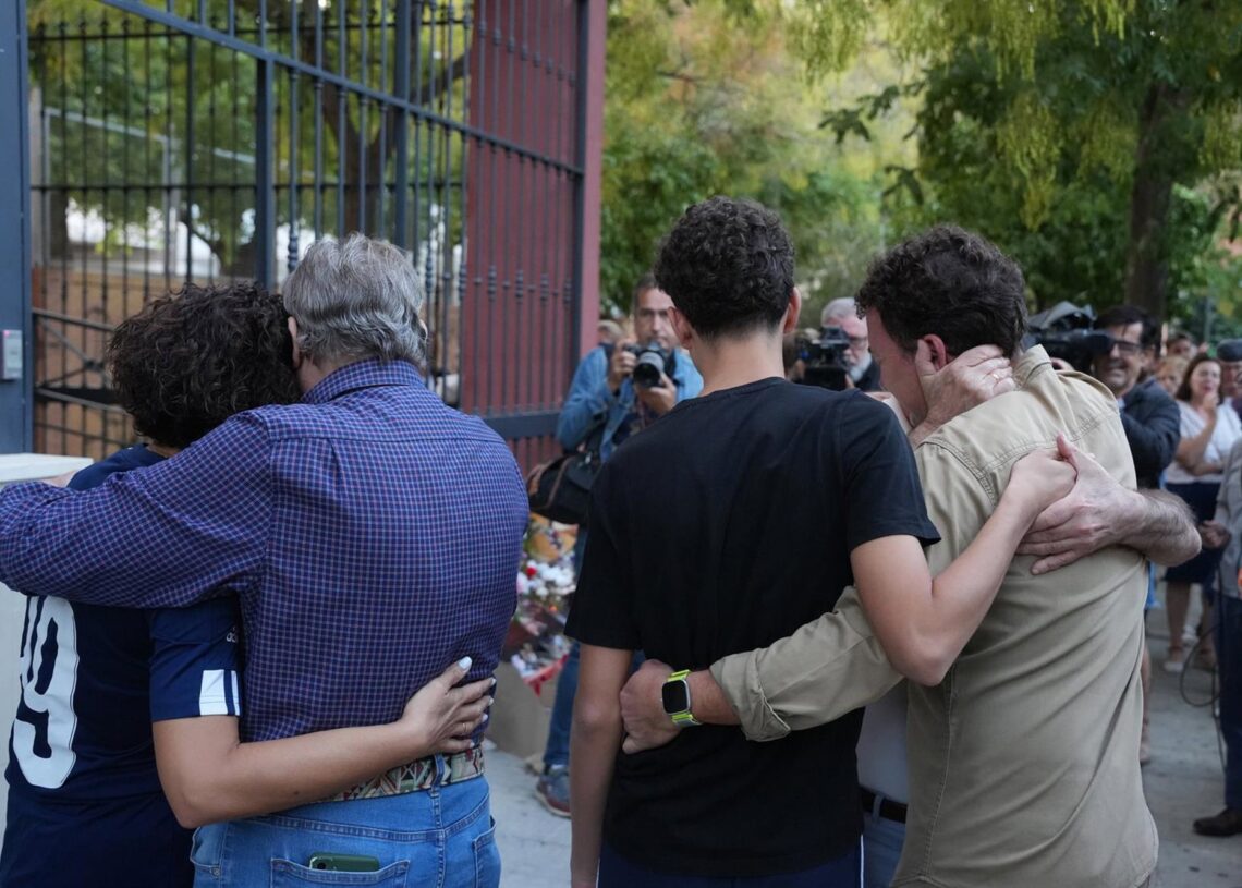 Los padres, hermano y abuelo de la menor en una concentración tras el suicidio de Sandra Peña.María José López - Europa Press