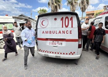 Archivo - Una ambulancia frente al Hospital Mártires de Al Aqsa de Deir al Balá, en el centro de la Franja de Gaza (archivo)Europa Press/Contacto/Ahmed Ibrahim - Archivo